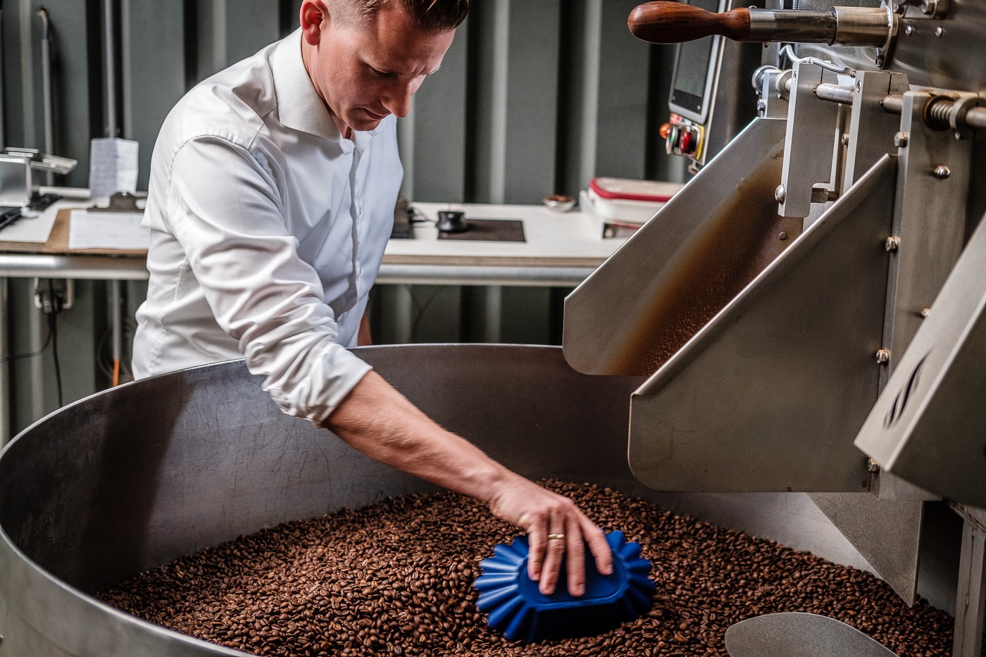 Vers gebrande koffiebonen op Loring-branders, langzaam geroosterd voor premium duurzame koffie.